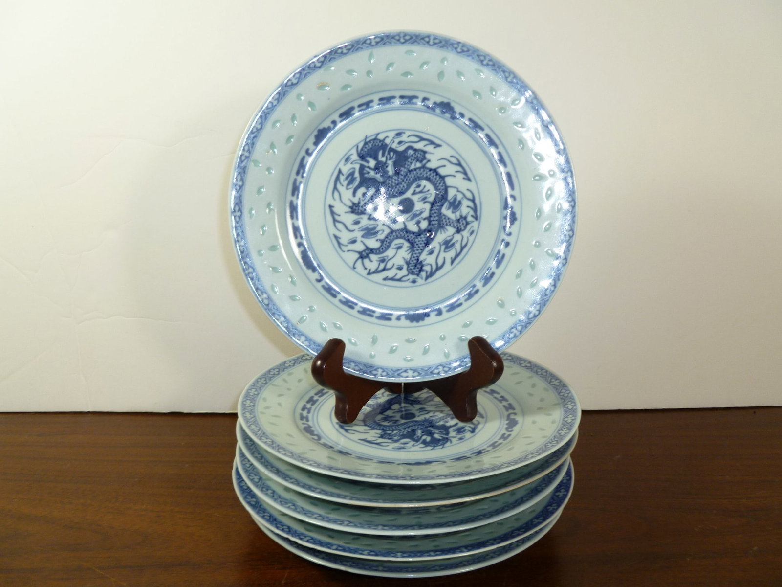 Six Chinese blue and white porcelain plates: Six Chinese blue and white porcelain plates. Diam 7.75"