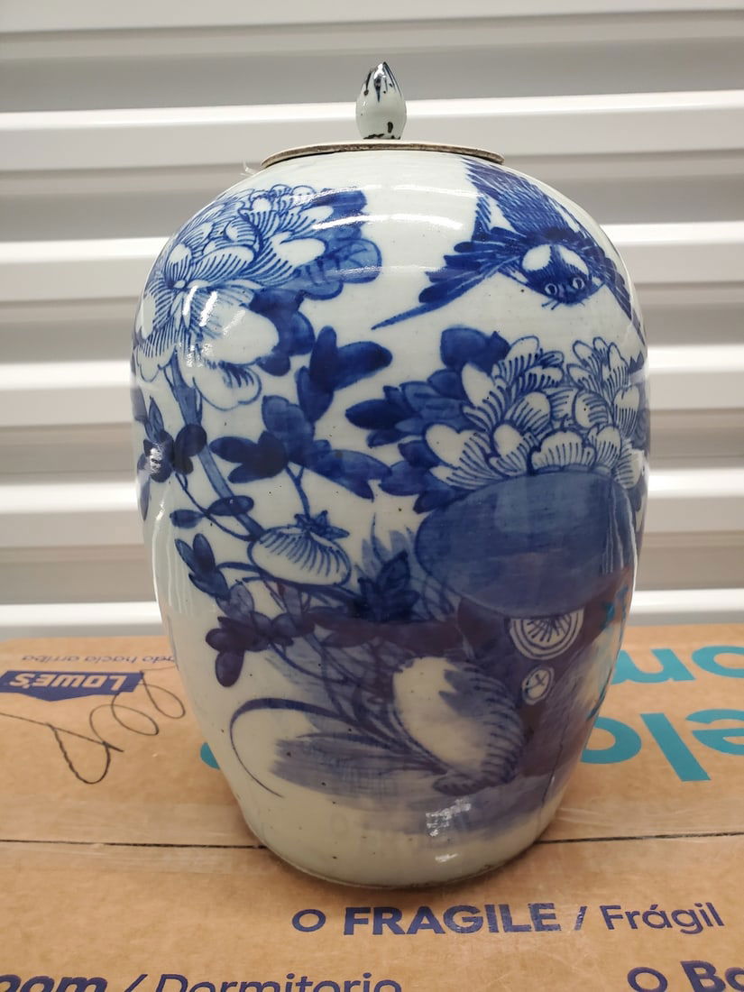 Chinese blue and white porcelain jar with lid.: Chinese blue and white porcelain jar with lid. Ht 13".