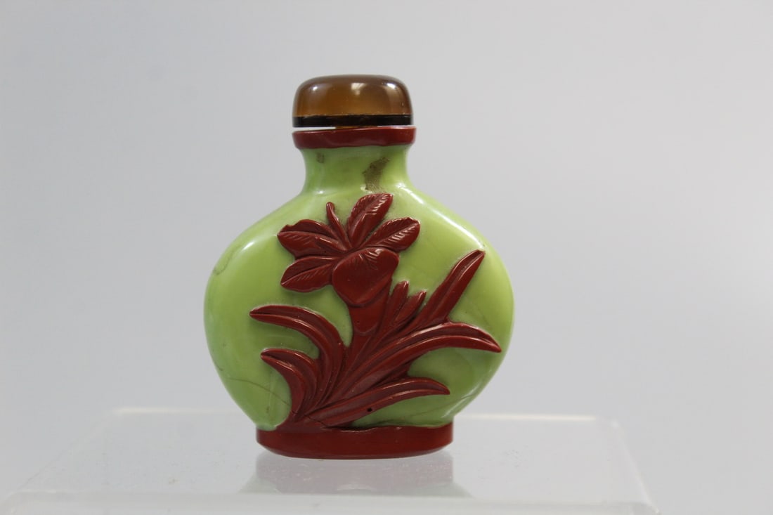 Chinese Peking Glass Snuff Bottle (1 of 4)