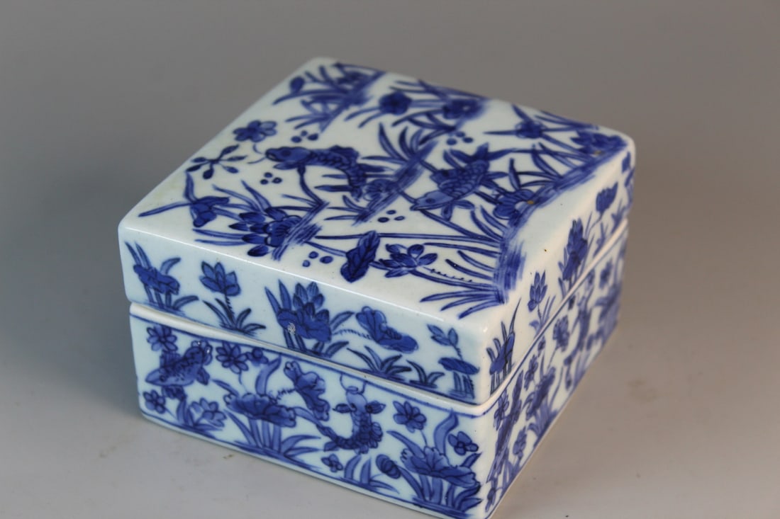 Chinese Blue and White Porcelain Box (1 of 7)