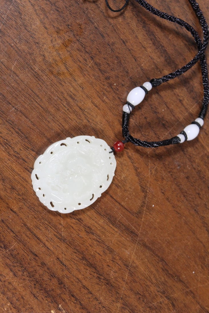 Chinese Carved Jade Pendant Necklace: Chinese Carved Jade Pendant Necklace. Pendant L 2".