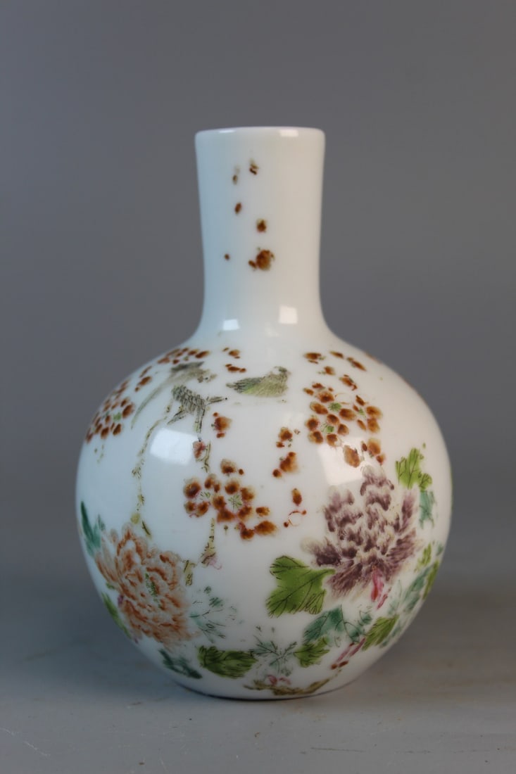 Chinese enameled Porcelain Vase: Chinese enameled Porcelain Vase. Tongzhi Mark. H 5". Diam 3".
