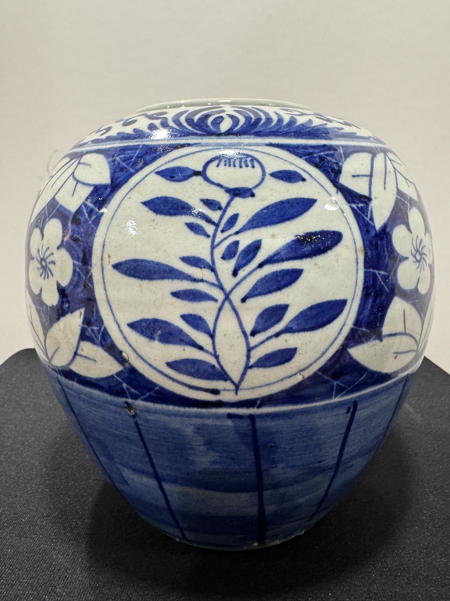 Chinese blue and white ginger jar with lid (1 of 4)