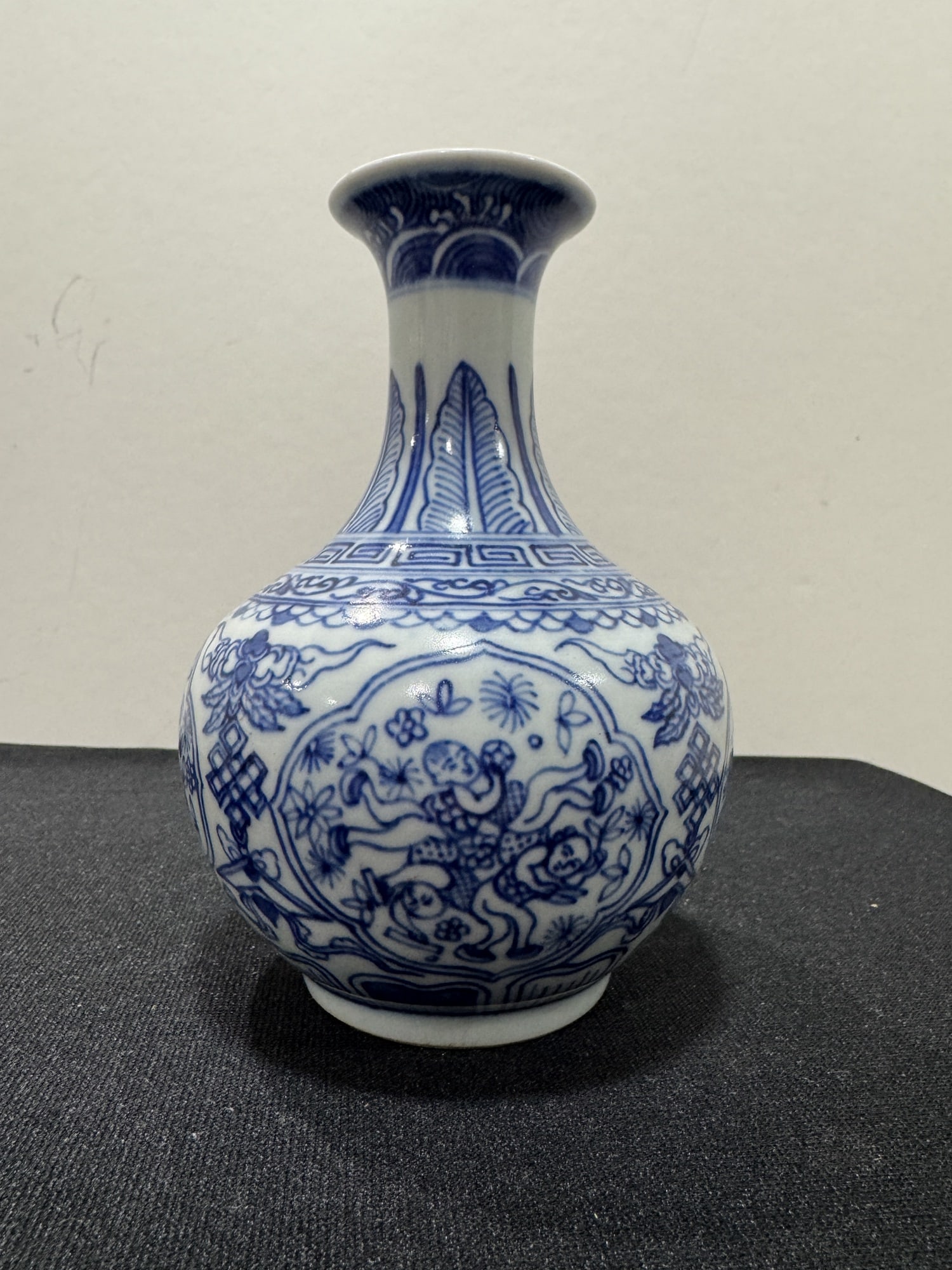Chinese blue and white vase (1 of 3)