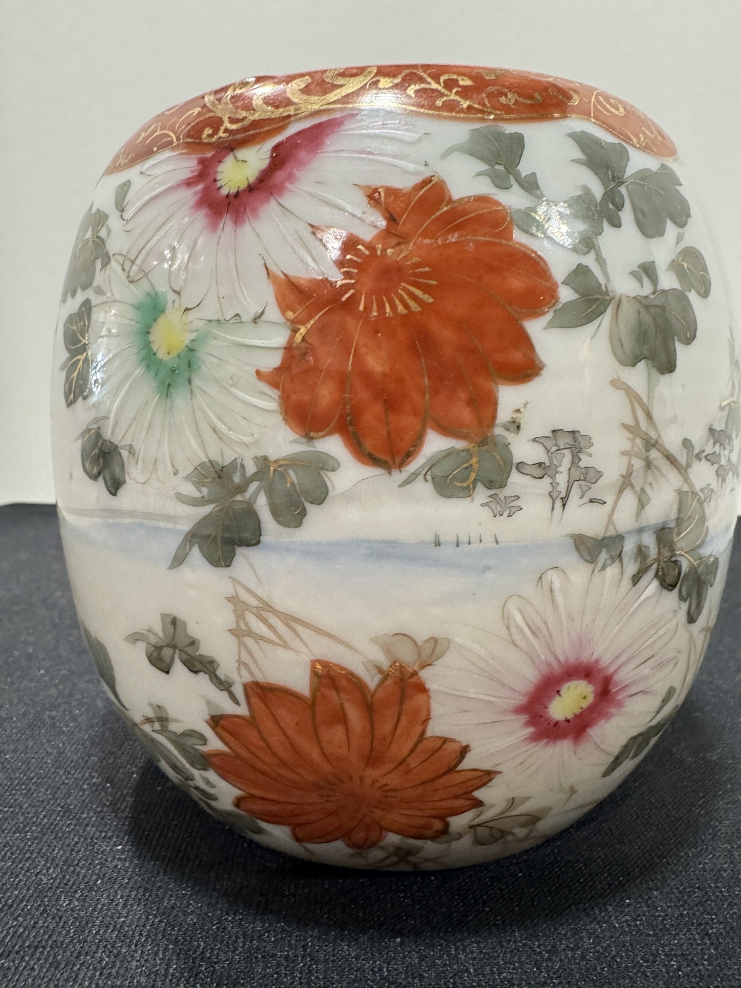 Japanese Kutani style porcelain jar (1 of 4)