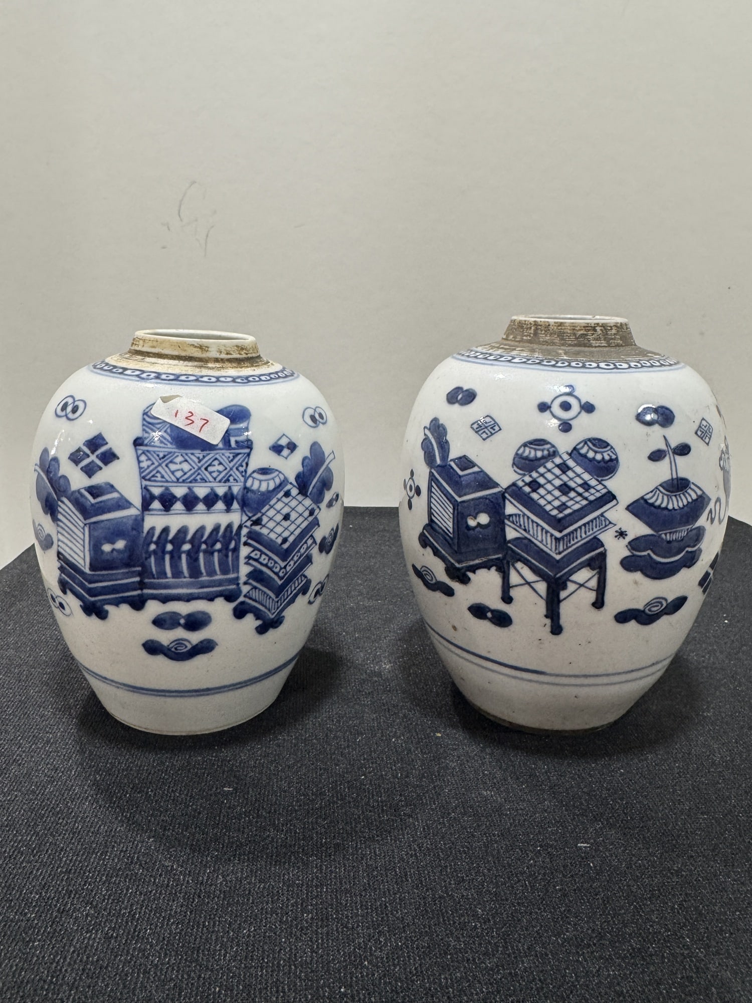 Lot of two Chinese blue and white porcelain jars (1 of 4)
