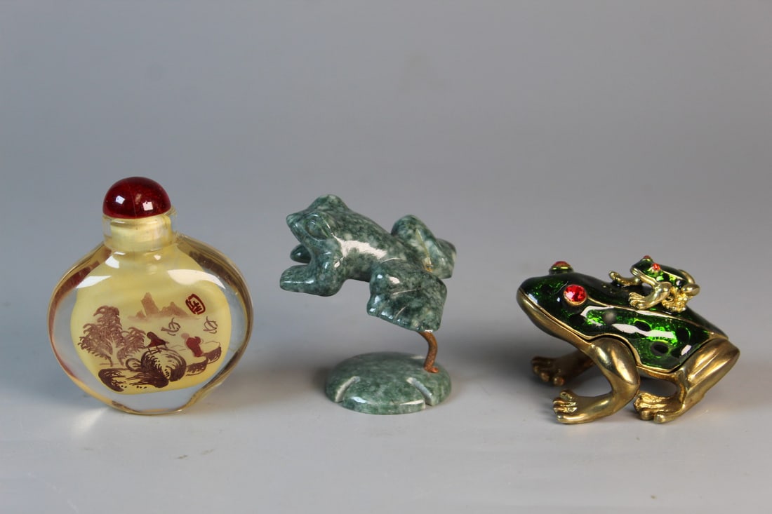 A Chinese Glass Snuff Bottle and Two Frogs (1 of 6)