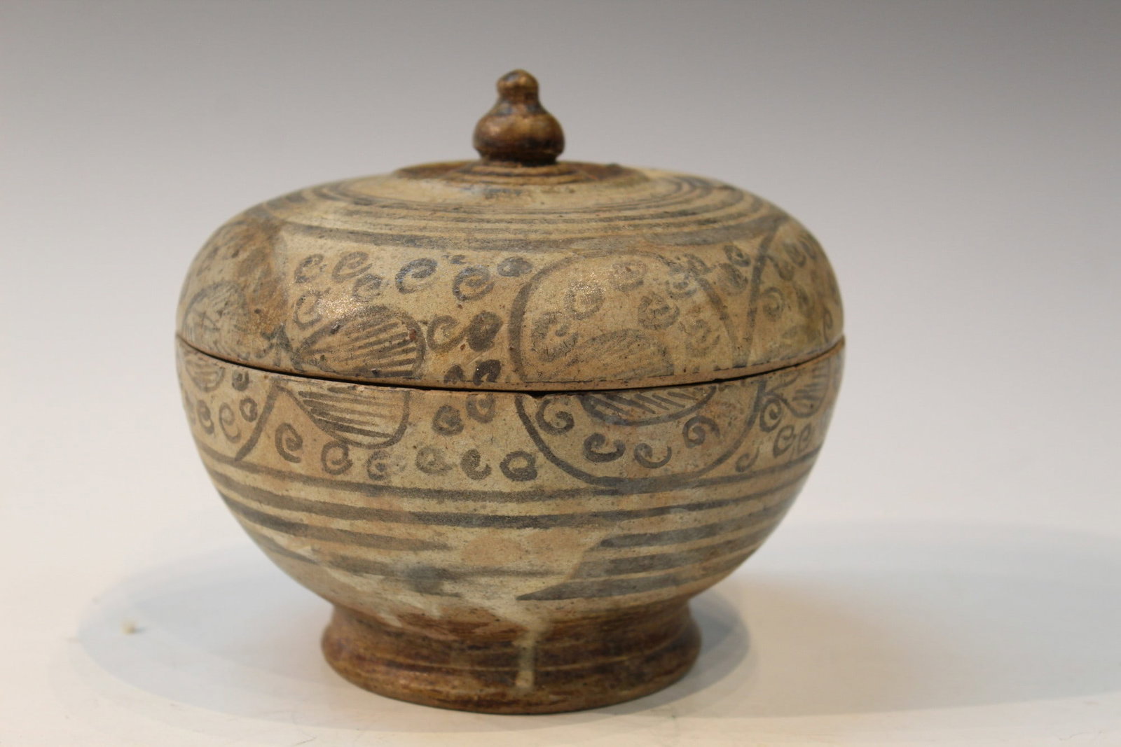 Sawankhalok Covered Bowl (1 of 8)
