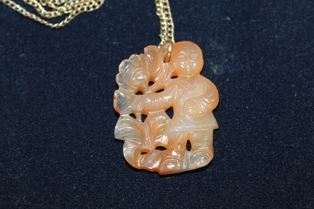 Chinese Carved Agate Pendant: Chinese Carved Agate Pendant. L 1.5".
