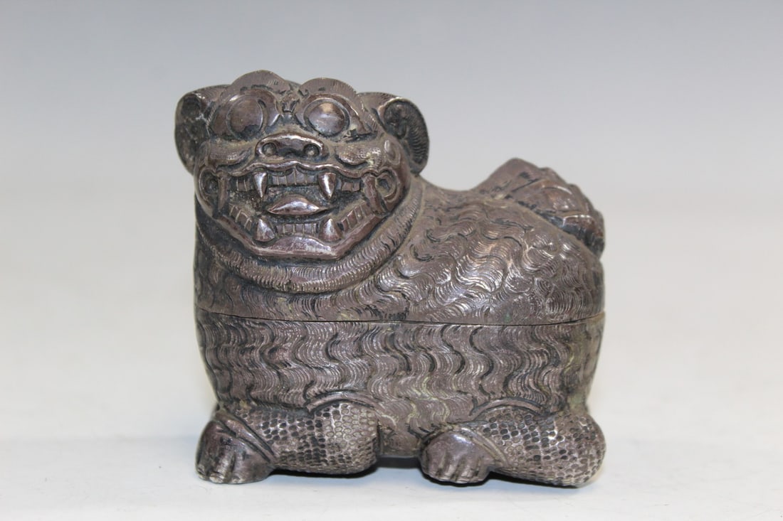 Thai Silver Foo Dog Box: Thai Silver Foo Dog Box. L 3". H 3". Weight 88 g.
