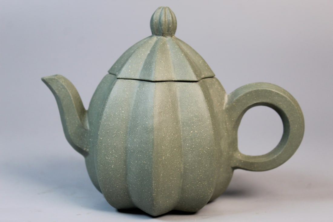 Chinese Yixing Teapot: Chinese Yixing Teapot. H 4.5". L 5.75".