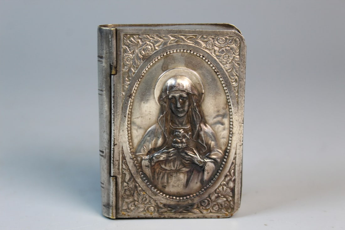 Antique Silver Snuff Box: Antique Silver Snuff Box. 25x2x0.5". 29 g.