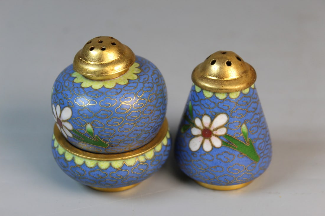Chinese Cloisonne Salt and Pepper Set: Chinese Cloisonne Salt and Pepper Set. H 2".