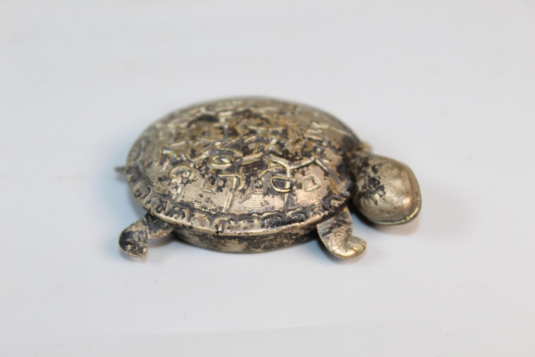 Vintage Silver Color Turtle Tape Measure: Vintage Silver Color Turtle Tape Measure. L 2".