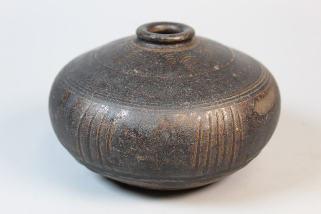 Thai Sawankhalok Black Glazed Pottery Jar (1 of 8)