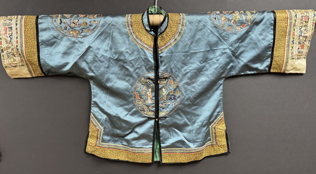 Chineses Silk Embroidery ladies robe (1 of 6)