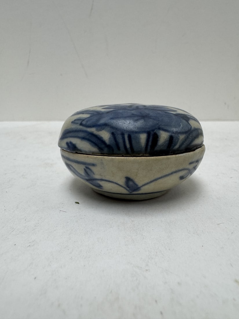 Ming Dynasty Blue and White Porcelain Box: Ming Dynasty Blue and White Porcelain Box. Diam 2.25"