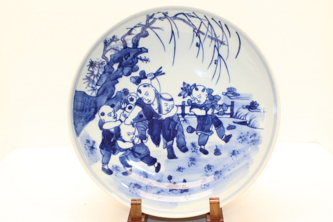 Chinese blue and white porcelain plate: Chinese blue and white porcelain plate. Diam 10.625"