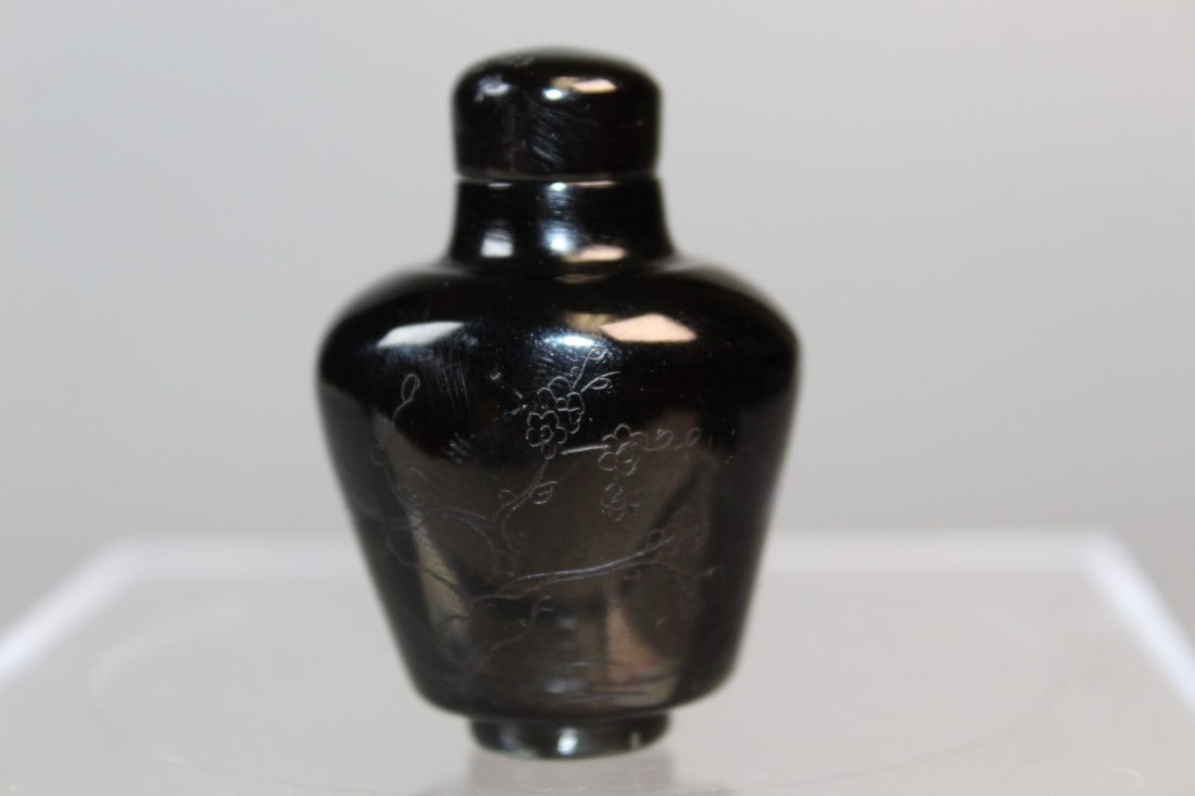 Chinese Incised Black Resin Snuff Bottle: Chinese Incised Black Resin Snuff Bottle. H 2".