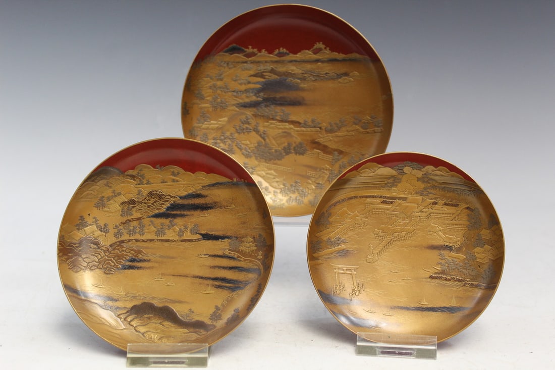 Three Japanese Lacquered Dishes: Three Japanese Lacquered Dishes. Diam 10-12.5 cm