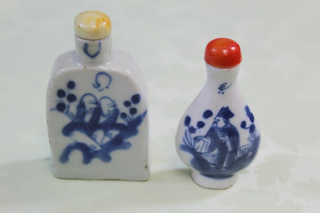 Two Chinese Blue and White Porcelain Snuff Bottles (1 of 7)