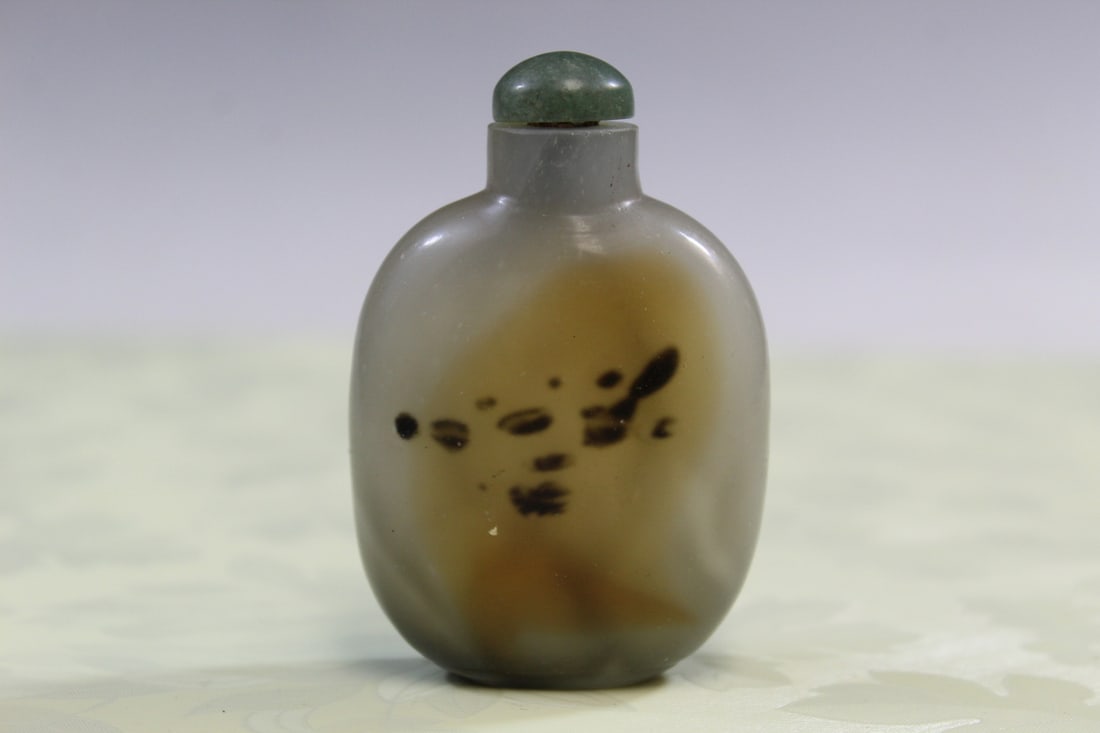 Chinese Glass Snuff Bottle: Chinese Glass Snuff Bottle. H 7 cm.