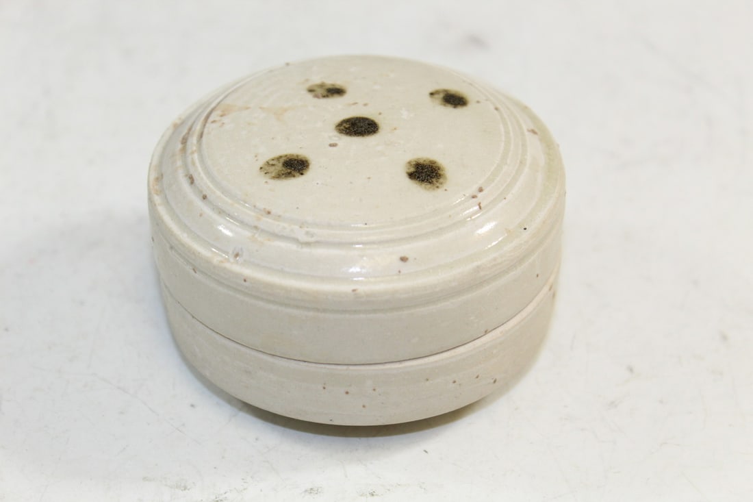 Chinese Qingbai Porcelain Box: Chinese Qingbai Porcelain Box. Diam 8.5 cm.