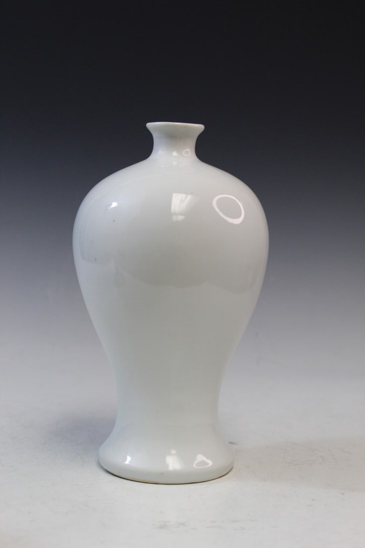 Chinese White Glazed Porcelain Meiping Vase: Chinese White Glazed Porcelain Meiping Vase. H 23 cm.