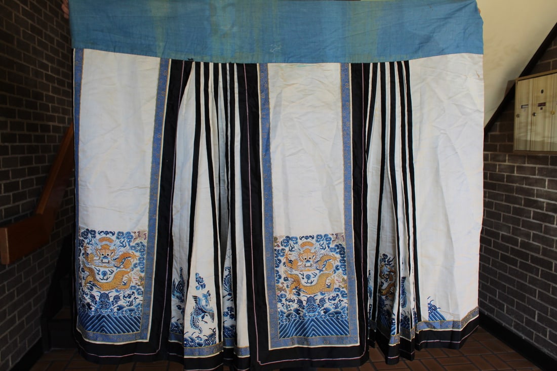 Chinese Embroidery Skirt with Dragon Decorations.: Chinese Embroidery Skirt with Dragon Decorations.. 120x100 cm. Qing Dynasty.