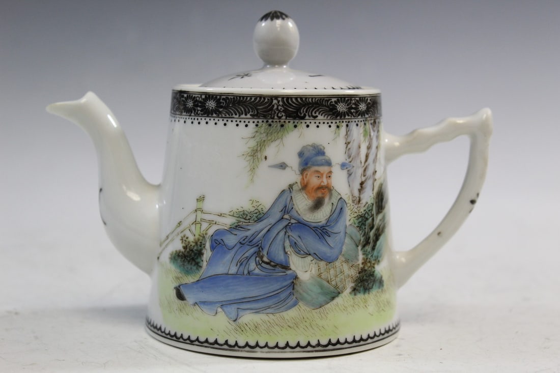 Chinese Famille Rose Porcelain Teapot: Chinese Famille Rose Porcelain Teapot. L 15 cm.