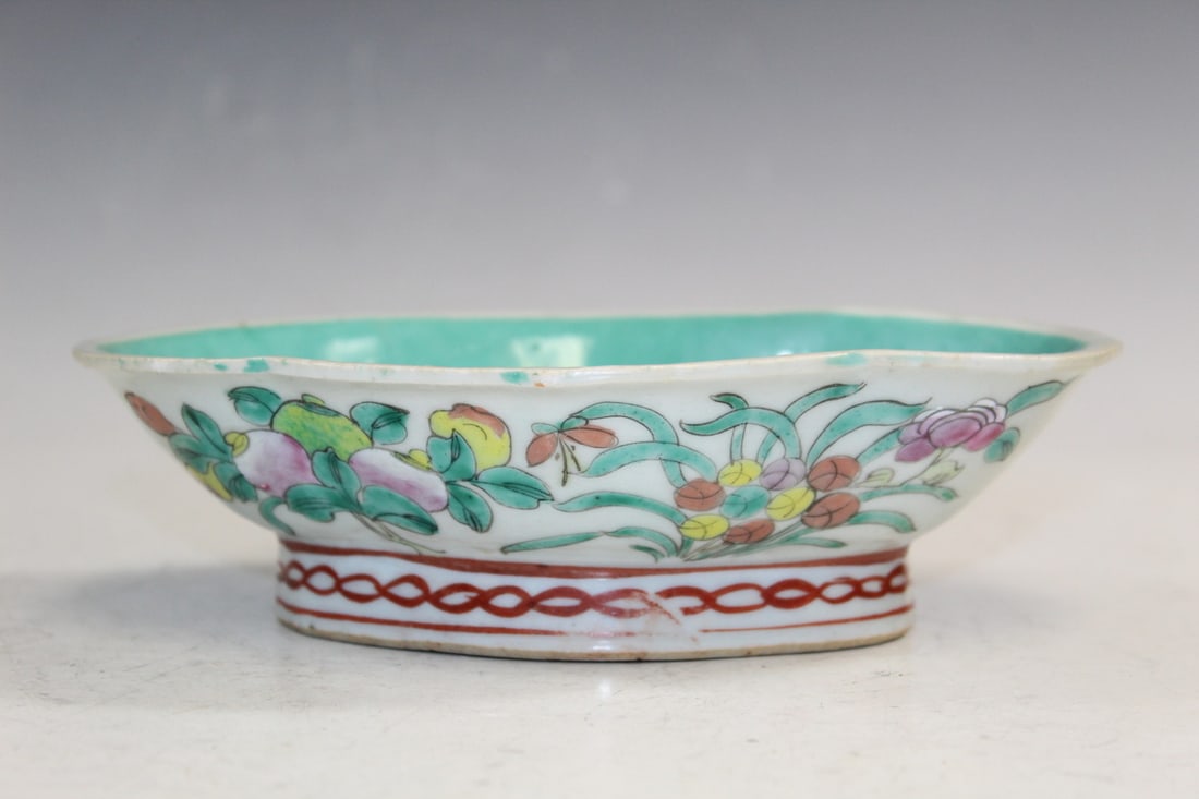Chinese Famille Rose Porcelain Bowl: Chinese Famille Rose Porcelain Bowl. L 19 cm.