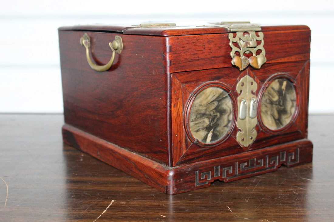 Chines Huanghuali Wood Dresser: Chines Huanghuali Wood Dresser. 26x19.5x15 cm