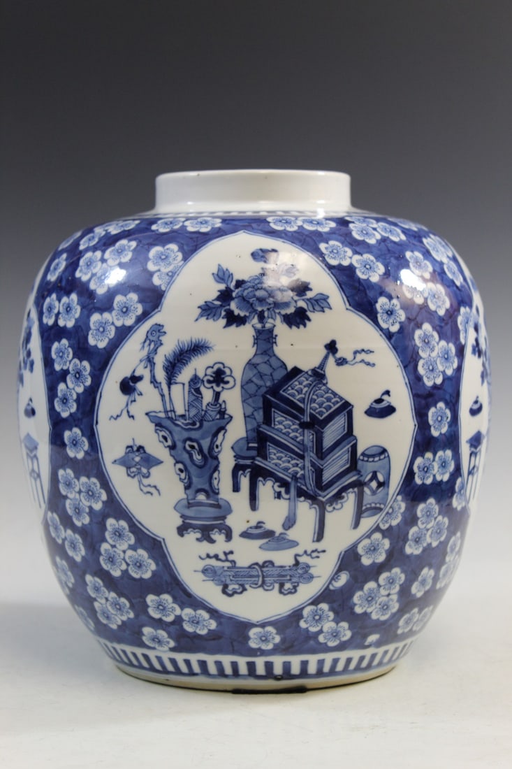 Chinese Blue and White Porcelain Ginger Jar: Chinese Blue and White Porcelain Ginger Jar' H 26 cm. Kangxi Mark.