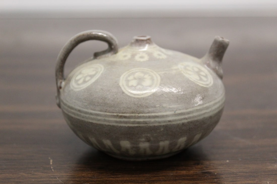Korean Porcelain Water Dropper: Korean Porcelain Water Dropper. L 8 cm.