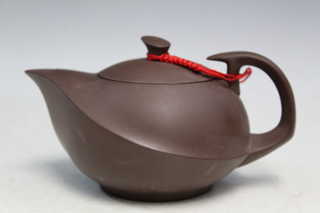 Chinese Yixing teapot. (1 of 8)