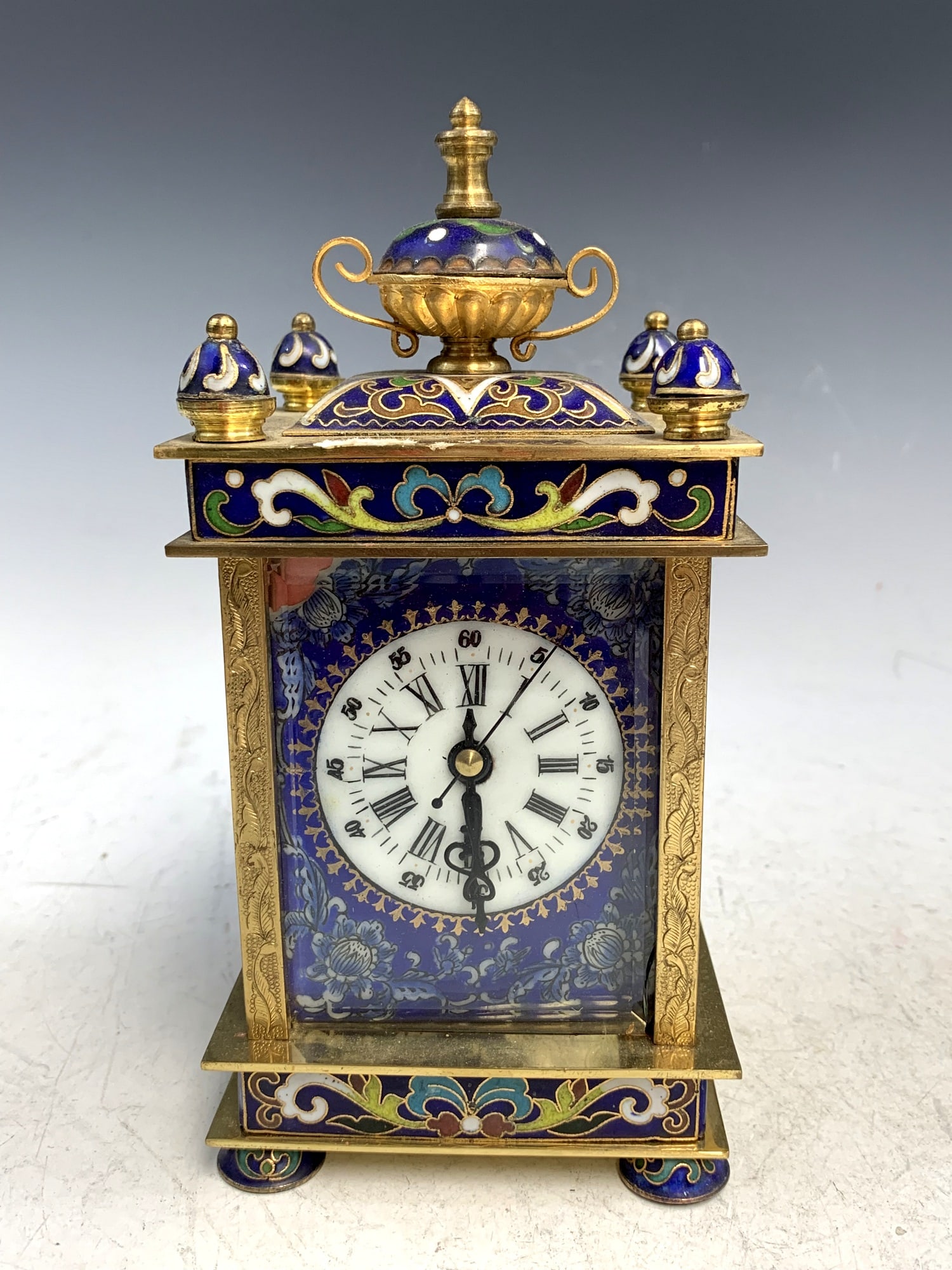 Chinese cloisonne clock.: Chinese cloisonne clock. Ht 7.5".