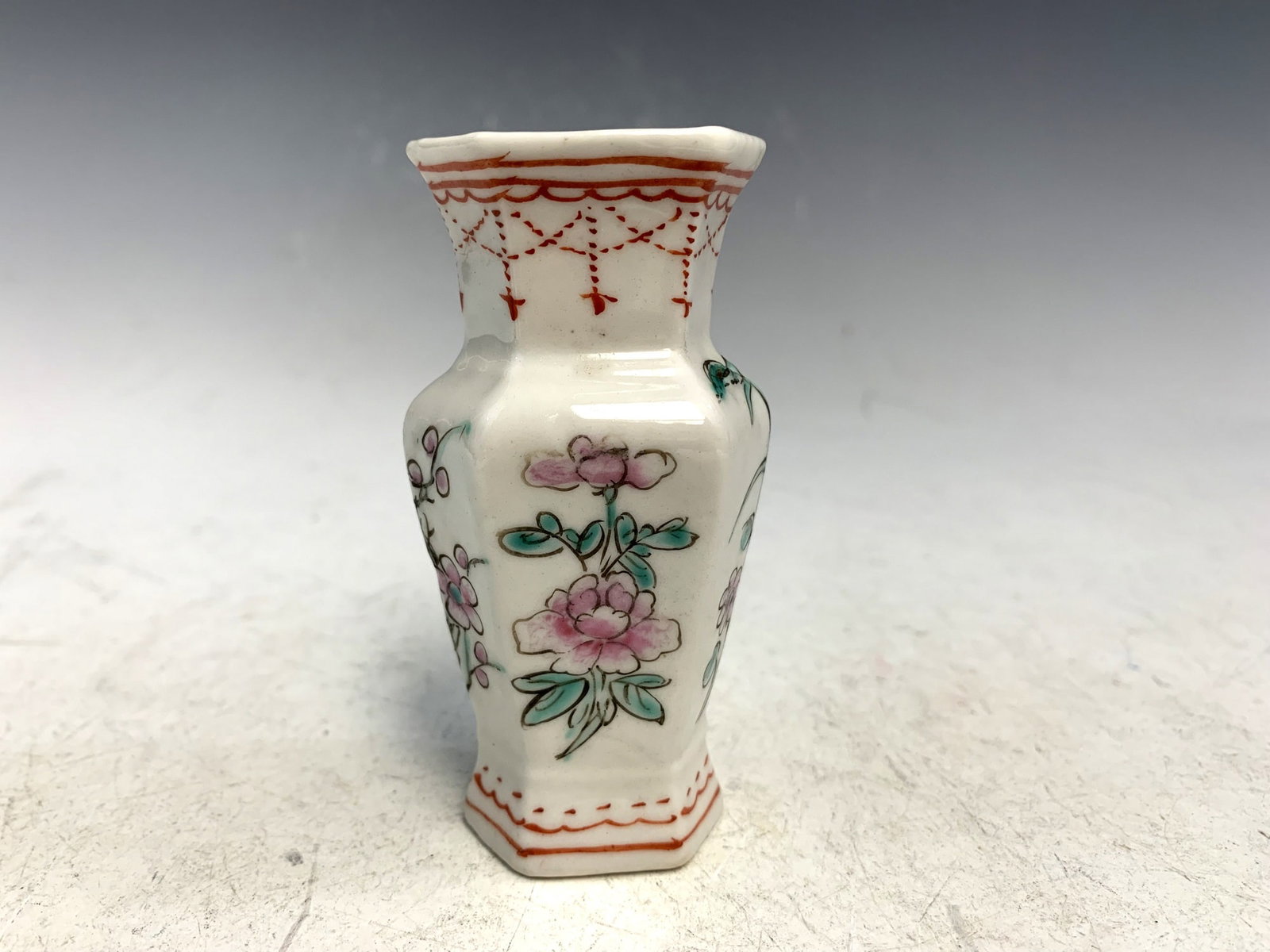 Chinese famille rose porcelain vase.: Chinese famille rose porcelain vase. Ht 3.5".