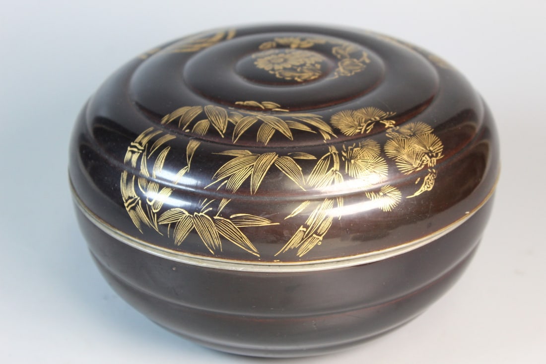 Japanese Lacquered Box: Japanese Lacquered Box. Trimmed Rim. Diam 7.25". H 4".