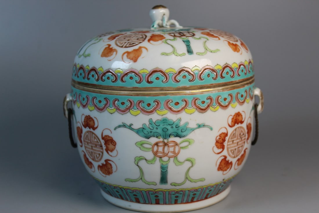 Chinese Famille Rose Porcelain Jar: Chinese Famille Rose Porcelain Jar. H 7". Diam 6'.