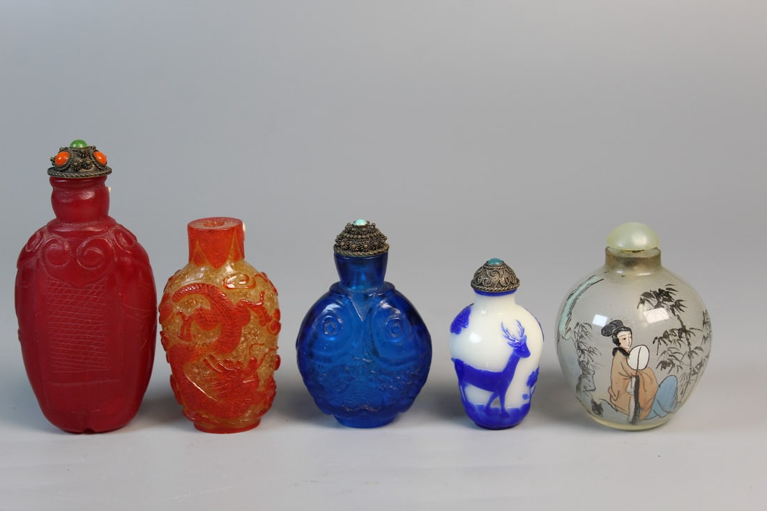 Five Chinese Glass Snuff Bottles (1 of 9)