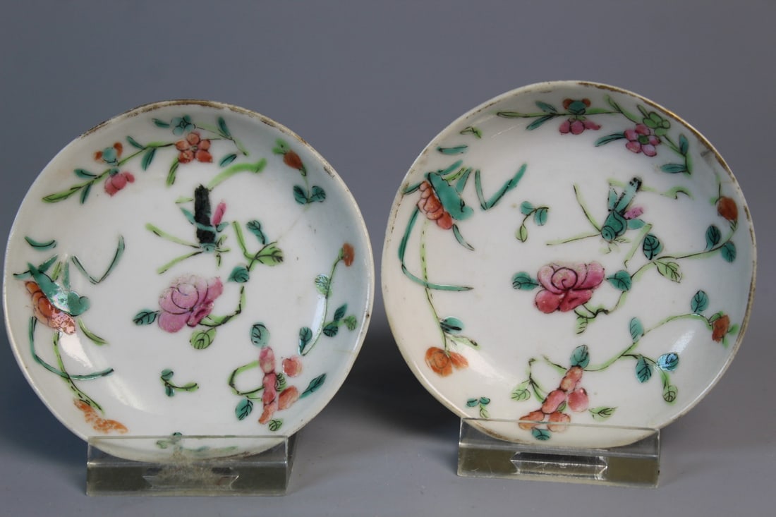 Pair of Chinese Famille Rose Porcelain Small Dishes (1 of 5)