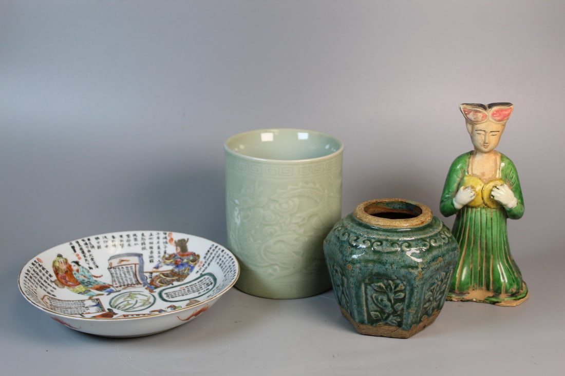 A Group of Four Chinese Porcelain Decorative Items (1 of 9)