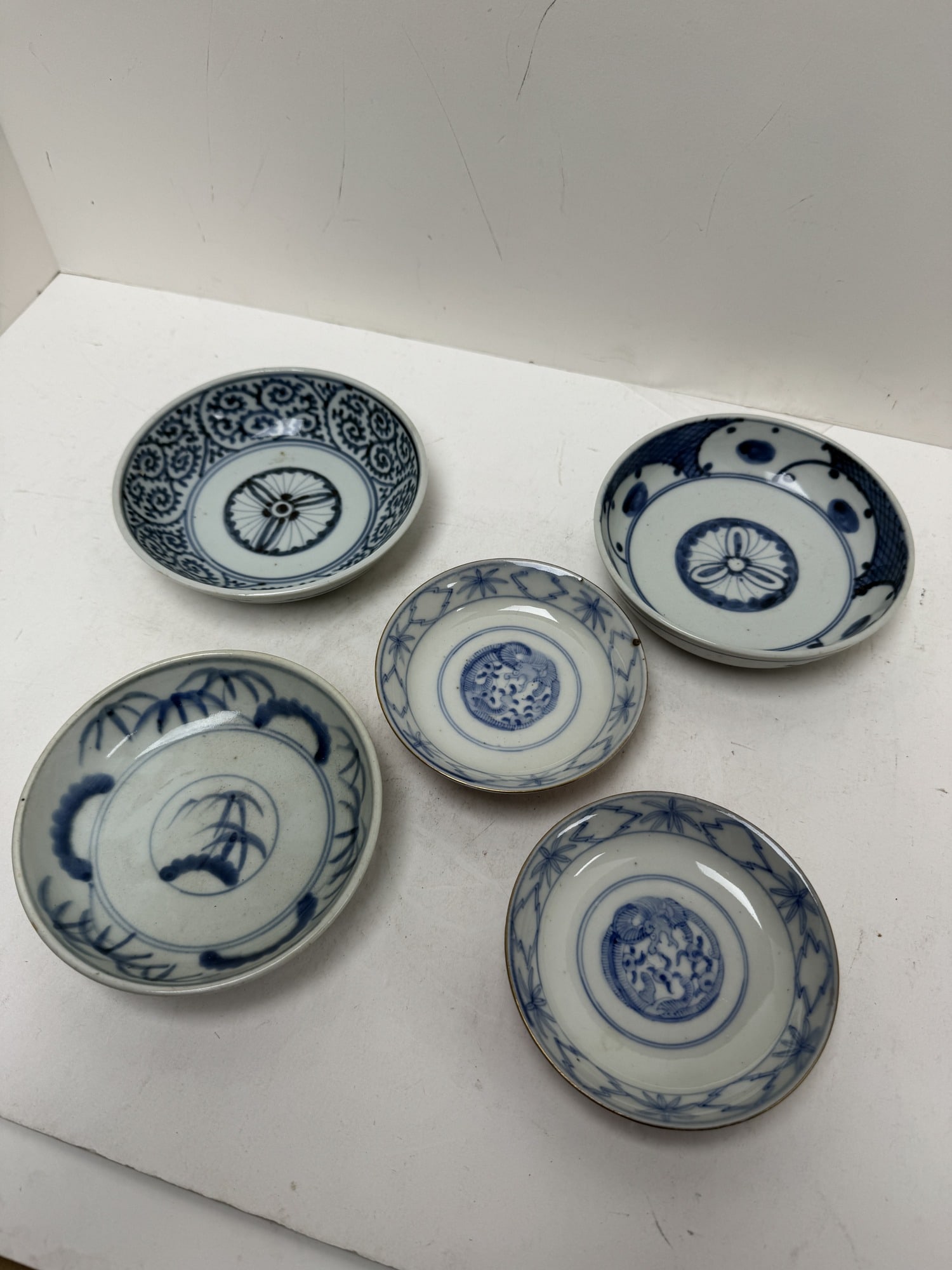 Lot of Chinese blue and white porcelain plates and cover plates: Lot of Chinese blue and white porcelain plates and cover plates. Diam 5.5"