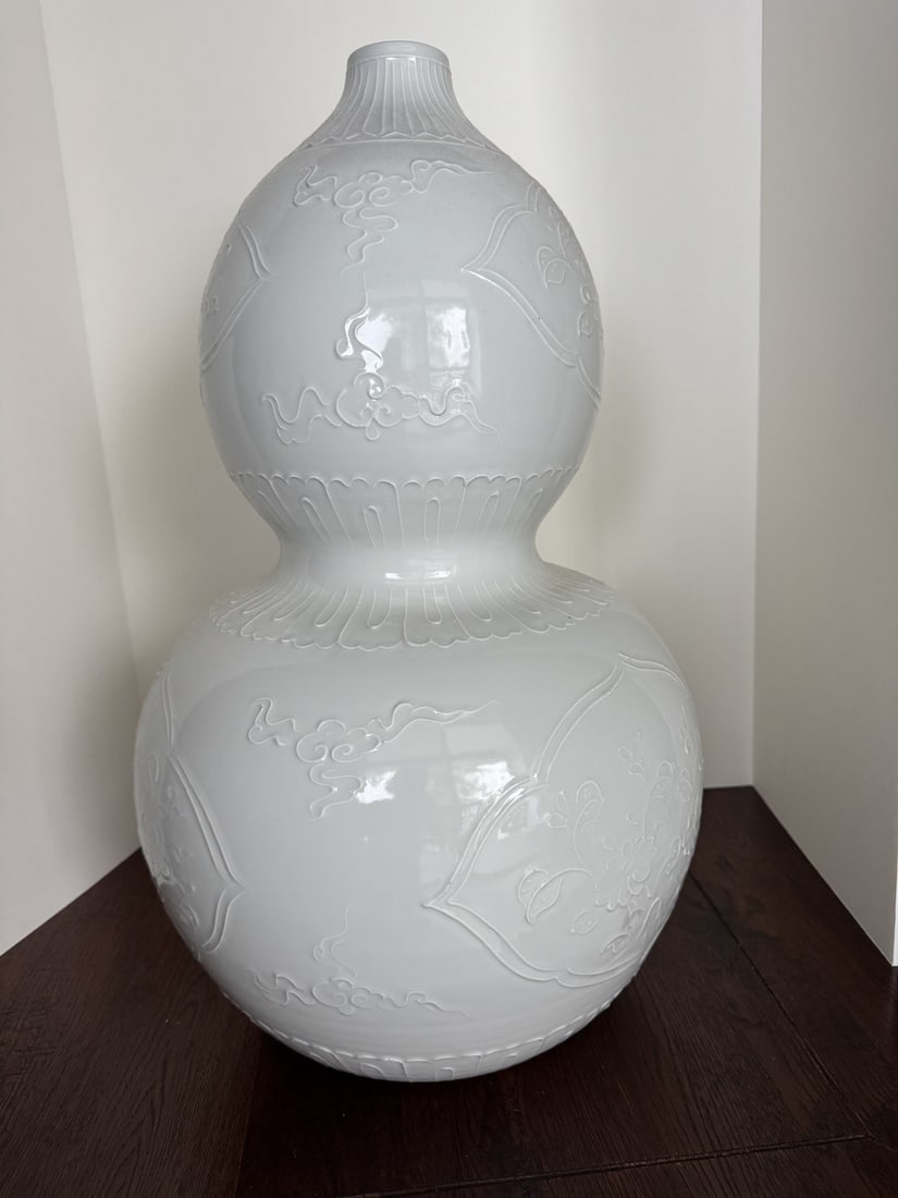 Chinese Porcelain Gourd shapes Vase: Chinese Porcelain Gourd shapes Vase. 24" x 15"
