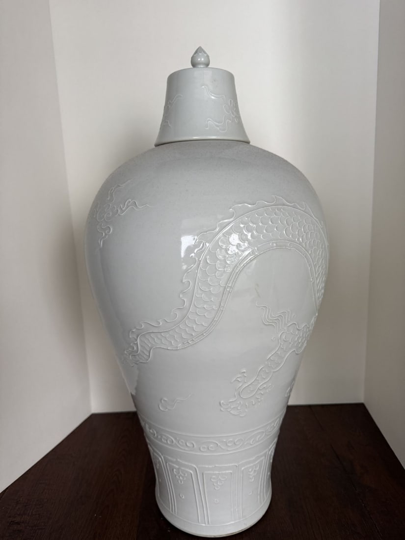 Chinese Porcelain Dragon Vase (1 of 6)