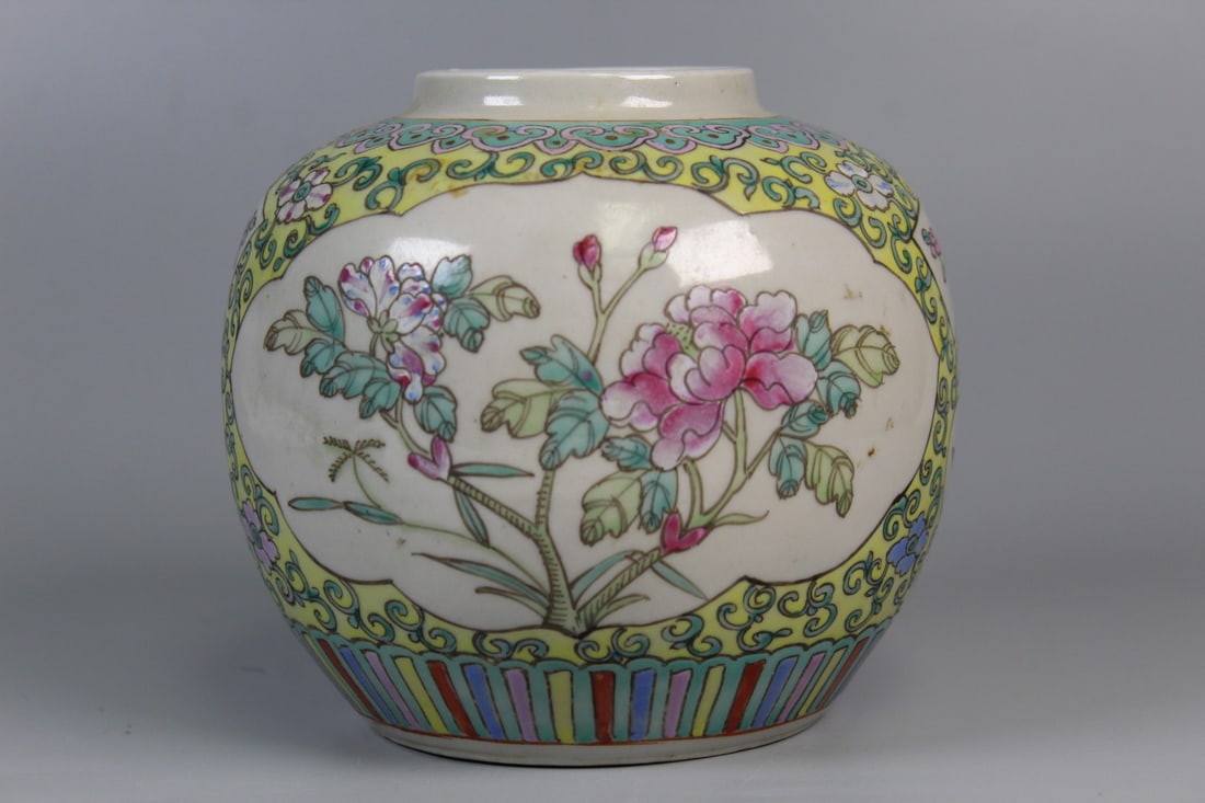 Chinese Famille Rose Porcelain Jar: Chinese Famille Rose Porcelain Jar. Diam 5". H 4.5".