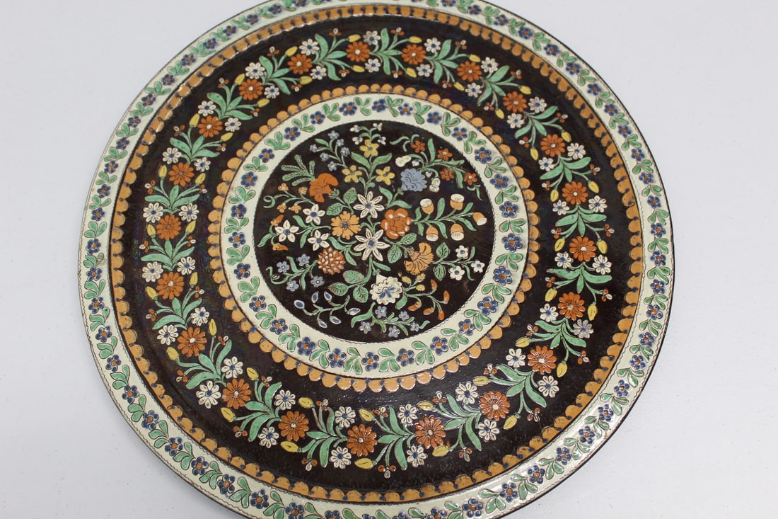 Large Polychrome Earthenware Charger. (1 of 6)