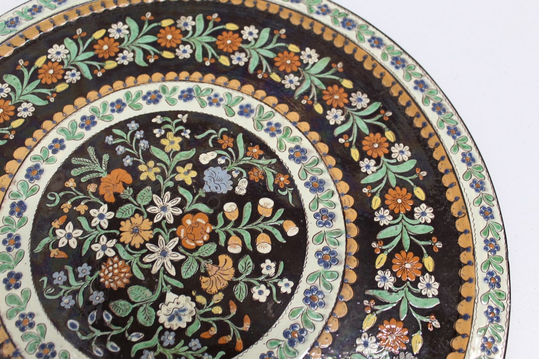 Large Polychrome Earthenware Charger. - 3