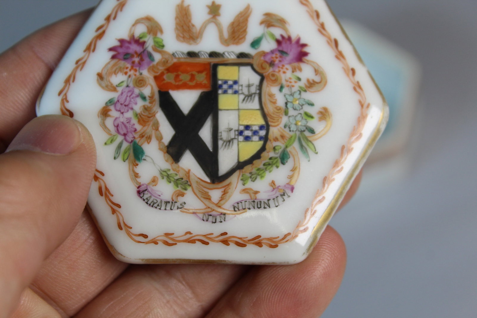 Two Chinese Export Armorial Trinket Boxes - 3