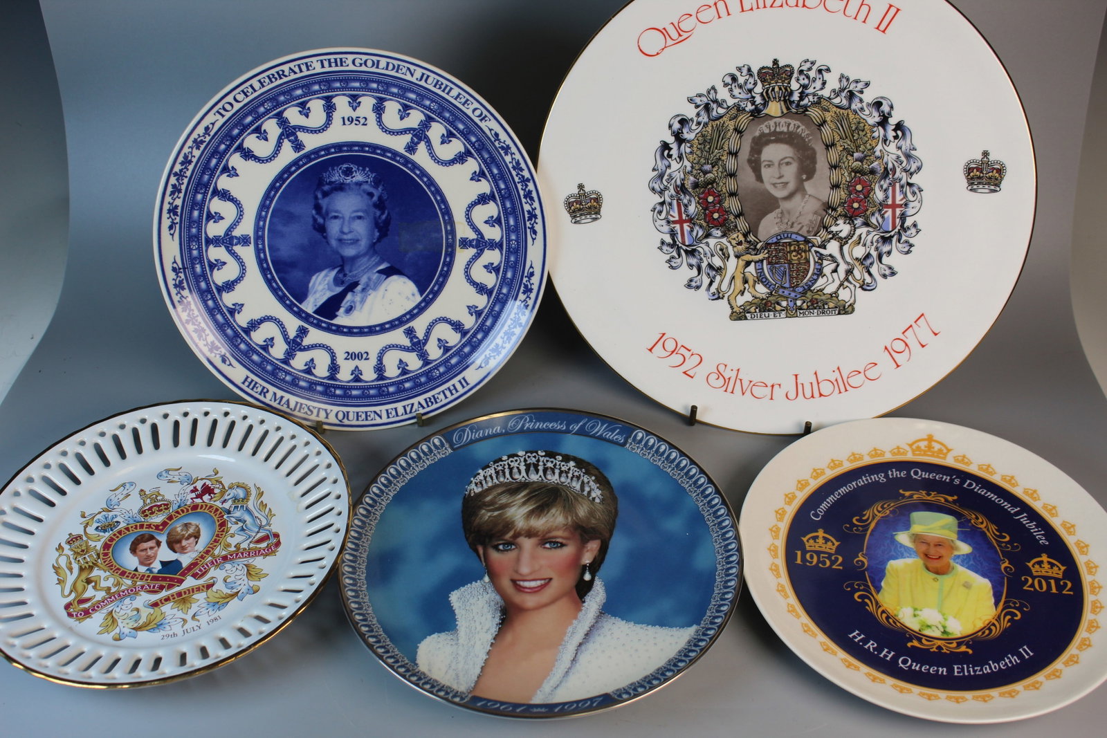 Five Porcelain Plates of Queen Elizabeth and Princess Diana: Five Porcelain Plates of Queen Elizabeth and Princess Diana. Largest Diam 10.75".